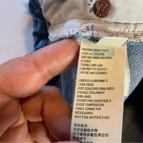 We the Free Women’s Curvy high rise cut-out raw hems button fly Jean shorts 30 - Picture 3 of 9